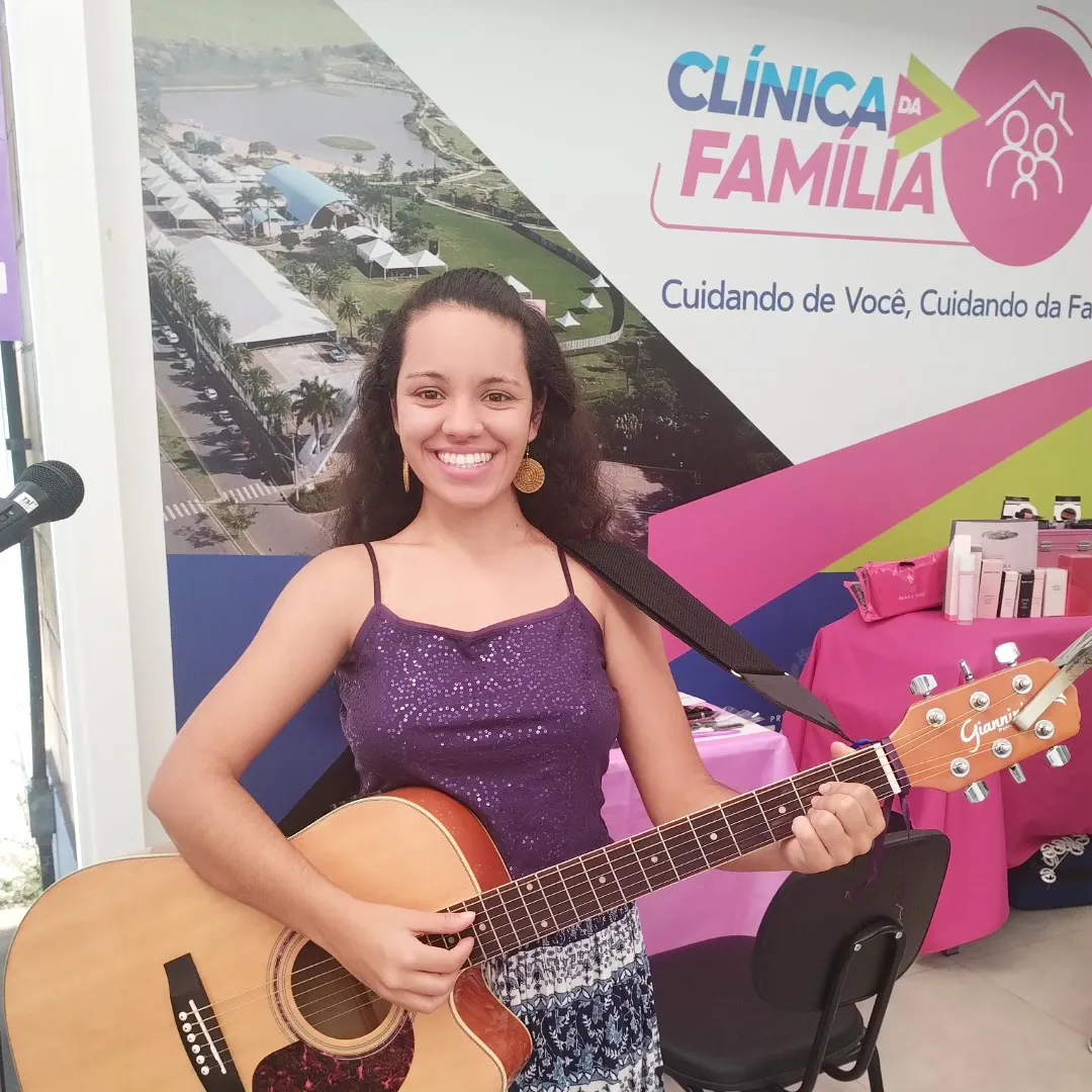 Victoria sorrindo com seu violão