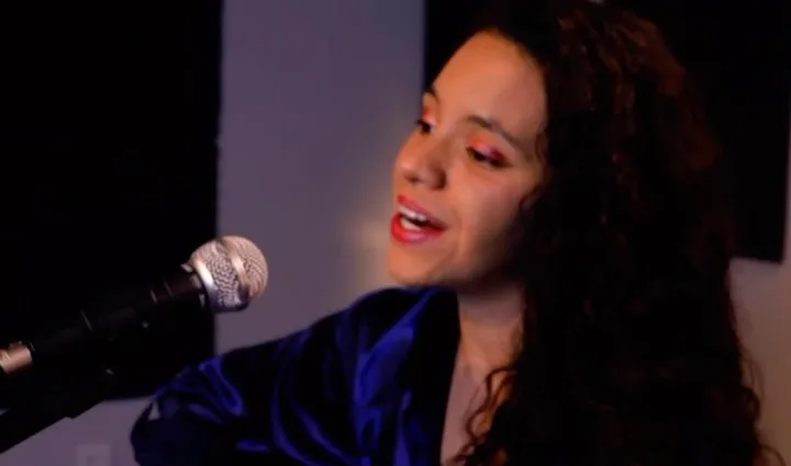 Victoria cantando no estúdio durante gravação ao vivo