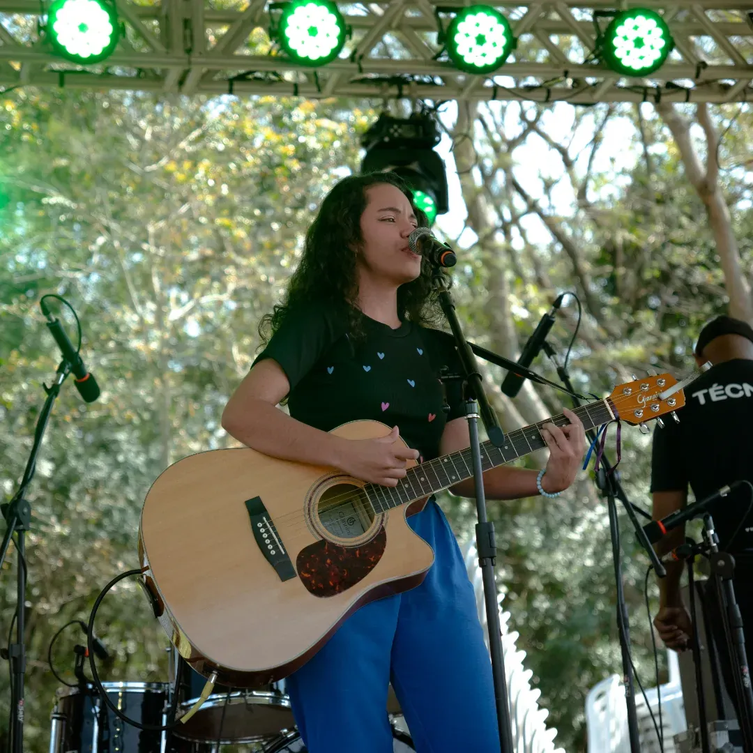 Victoria cantando ao ar livre no Jangada Festival