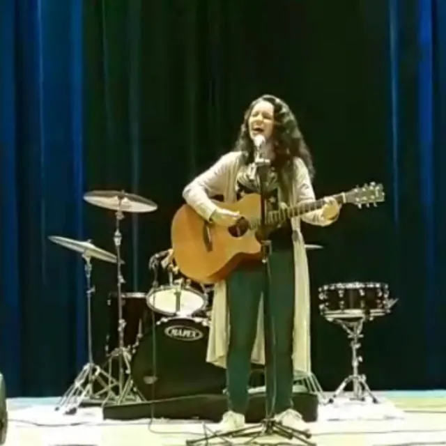 Victoria no palco do Festival de Talentos