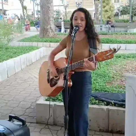 Victoria tocando na Praça José Bonifácio