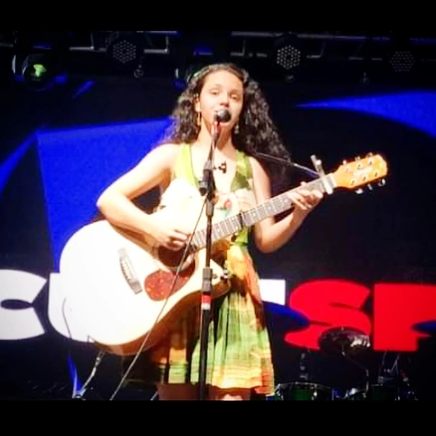 Victoria cantando com violão em show em Morungaba