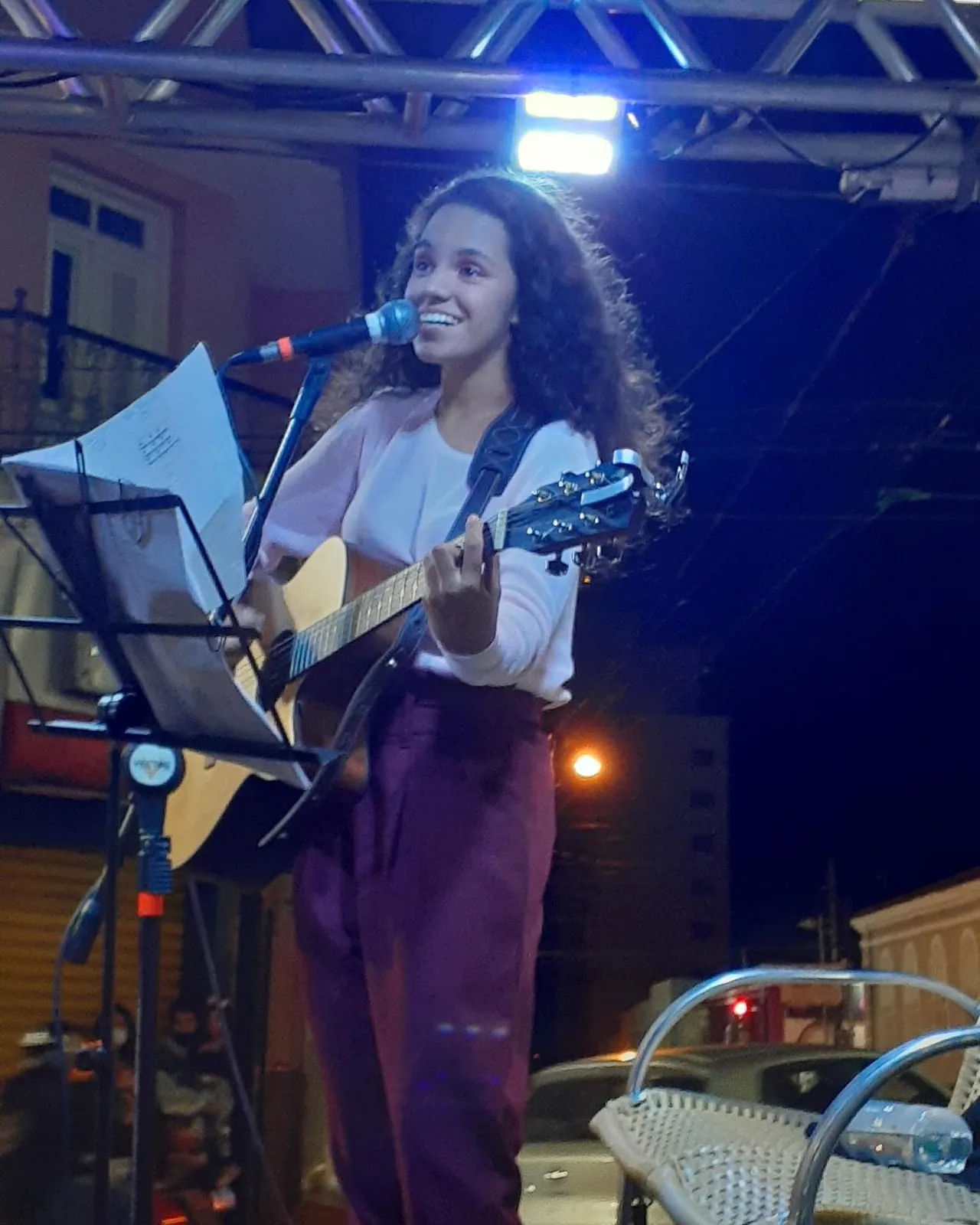 Show noturno de voz e violão